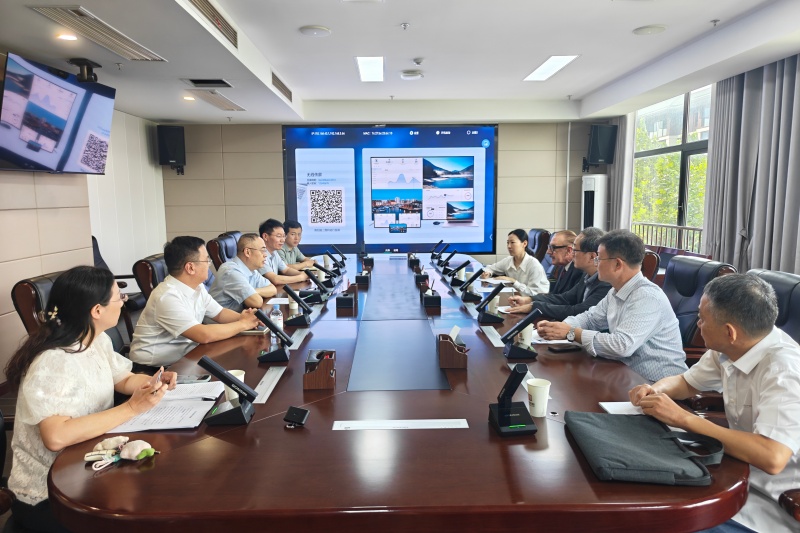 朱建纲与法布里齐奥·卡拉罗举行工作会谈